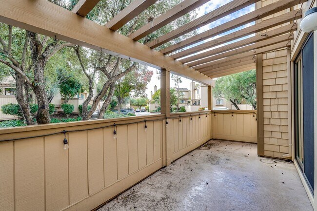 Building Photo - Welcome Home!!! - Modern and Spacious Gem! Townhouse with 2 Primary Bedrooms, Nice balcony, In re...