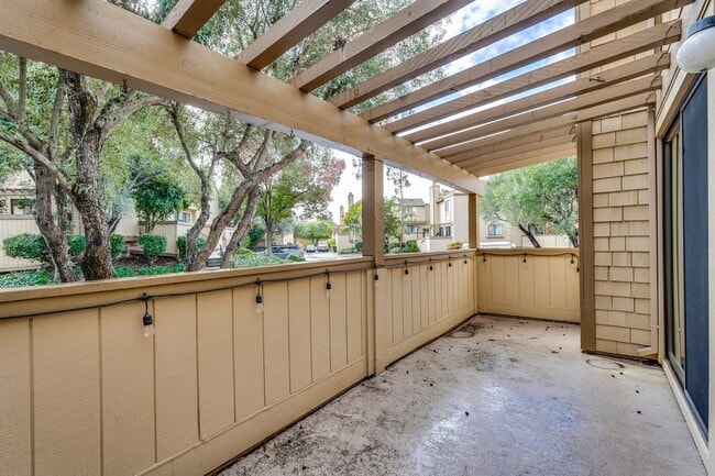 Building Photo - Welcome Home!!! - Modern and Spacious Gem! Townhouse with 2 Primary Bedrooms, Nice balcony, In re...