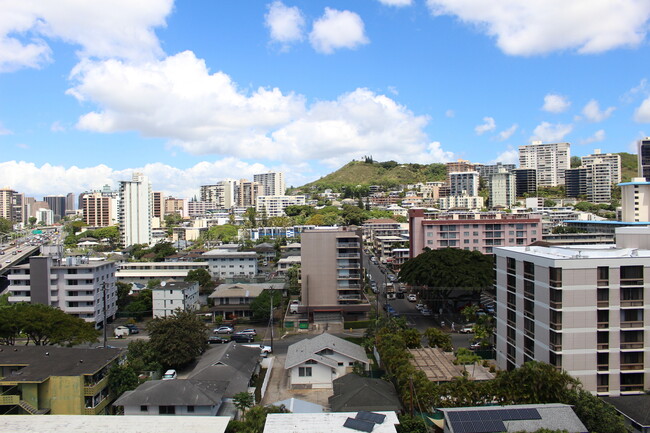 Building Photo - FANTASTIC MAKIKI 1 BD / 1 BA / 1 PKG! CENT...