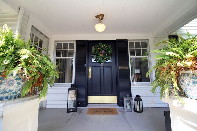 Building Photo - LAURELHURST: Classic 4 Bedroom Craftsman G...