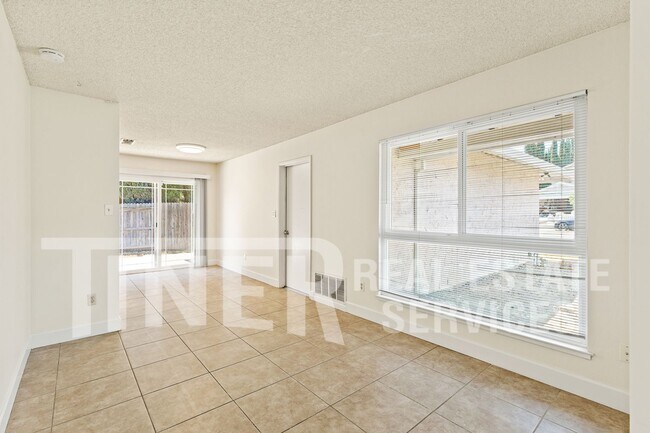 Building Photo - 9586 Meadowgreen Cir