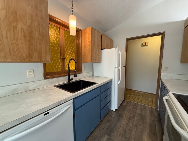 Building Photo - Bright & Beautiful 3-Bedroom Beaverton Home with A/C, Washer & Dryer, and Tons of Storage!
