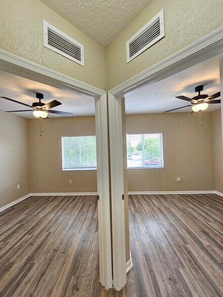 Building Photo - 1063 Golden Lakes Blvd