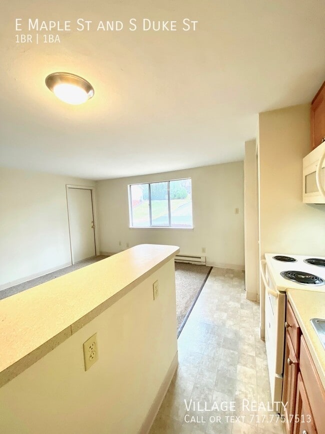 Building Photo - 501 E Maple St