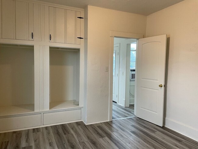 Building Photo - Newly Updated 1 Bedroom 1 Bathroom-Upstair...