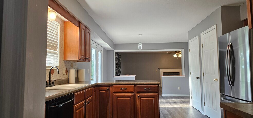 Building Photo - 6553 Clearview Lake Dr