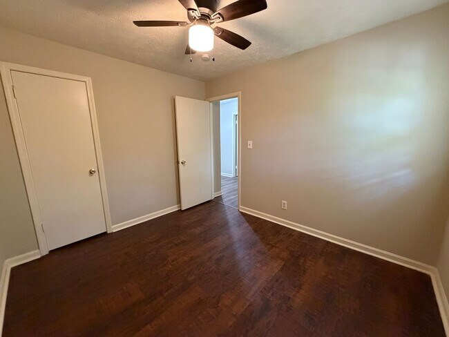 Building Photo - Nice 3/1.5 House in Silver Creek- $1,295