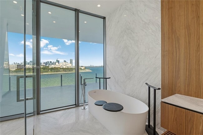 Building Photo - 5 Grove Isle Dr