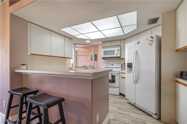 Building Photo - 13201 Oakmont Dr