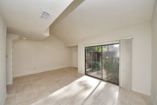 Building Photo - 1059 Country Pl Dr