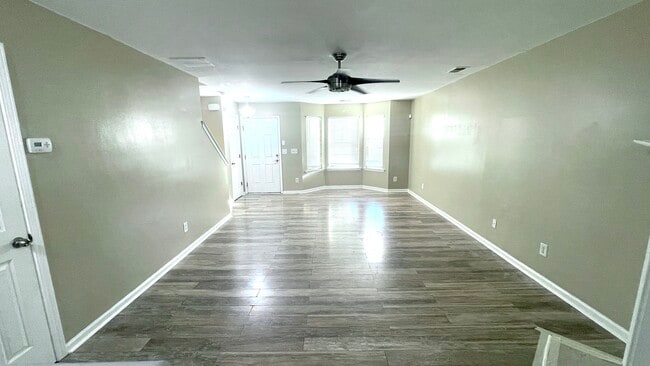 Building Photo - 711 Crestwell Cir SW