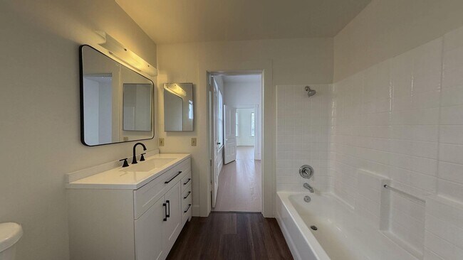 Building Photo - 256 Nordina St