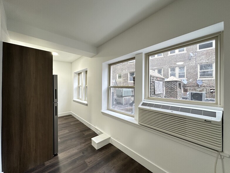 Building Photo - 1553 W Hollywood Ave