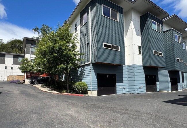 Building Photo - Beacon Hill Townhome