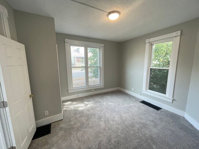 Building Photo - 504 S 4th- HBS