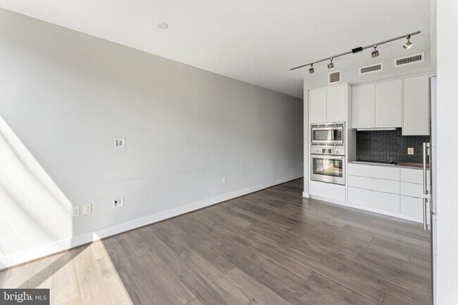 Building Photo - 1300 4th St SE