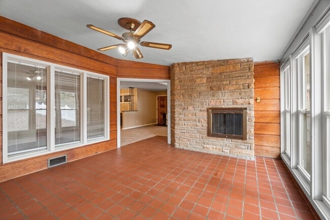 Building Photo - House Close To Campus!