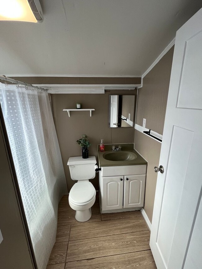 Building Photo - Cozy 2-Bedroom, 1-Bathroom Home