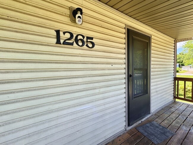 Building Photo - Modern & Spacious Upstairs 1 Bedroom Bungalow - Washer/ Dryer Included!