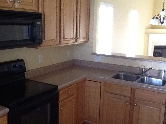 Building Photo - Late-September Move-in Ready!