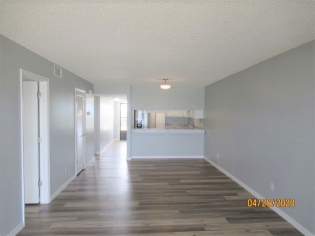 Building Photo - Beautiful 2 Bedroom Condo with Ocean Views!