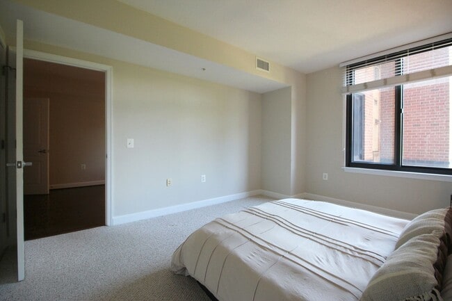 Building Photo - Midtown 1BR Condo
