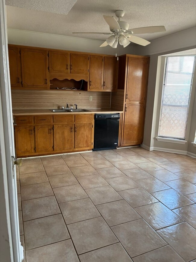 Building Photo - MOVE IN READY!!! RENT ME FIRST!! CALL TODAY!