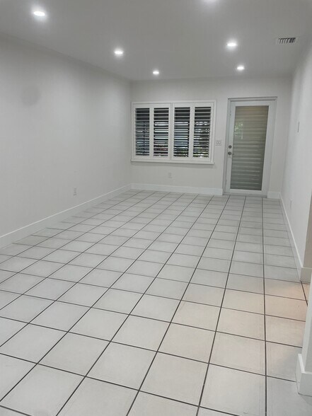 Building Photo - 2510 SW 27th St