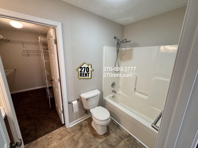 Building Photo - 140 Twin Lakes Dr