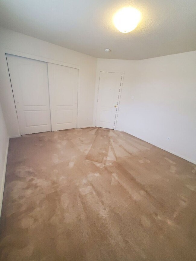 Building Photo - Stunning 2 story 2575 sq ft home- New Carpet