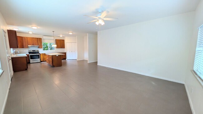 Building Photo - Spacious 4 bed 3 bath home near Diamond Head