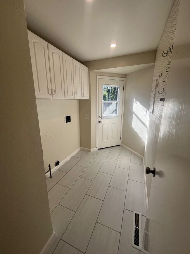 Building Photo - Updated 4 Bedroom 2.5 Bathroom Large Single Family Home located in Northeast Santa Rosa