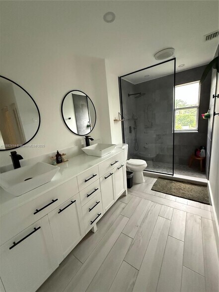 Building Photo - 5460 SW 70th Pl N