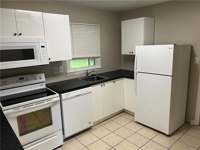 Building Photo - 3231 Pinehill Dr