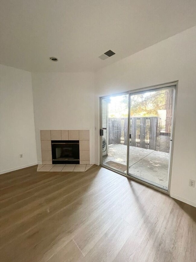 Building Photo - Spacious 2 Bedroom Condo with Garage — Min...
