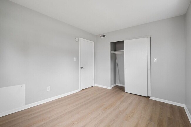 Building Photo - 133 E Markison Ave