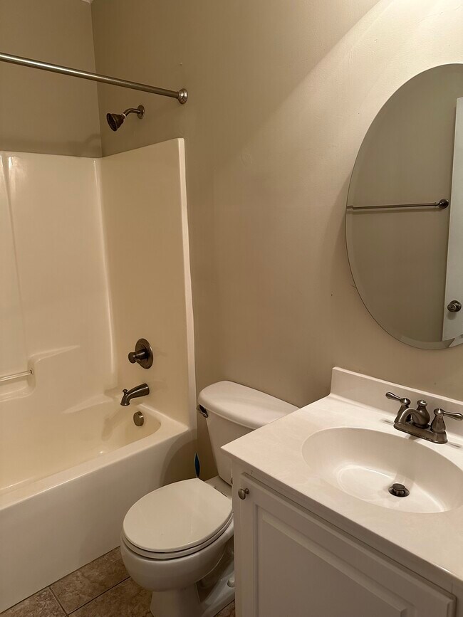 Hall bathroom - 3406 Margrave Rd