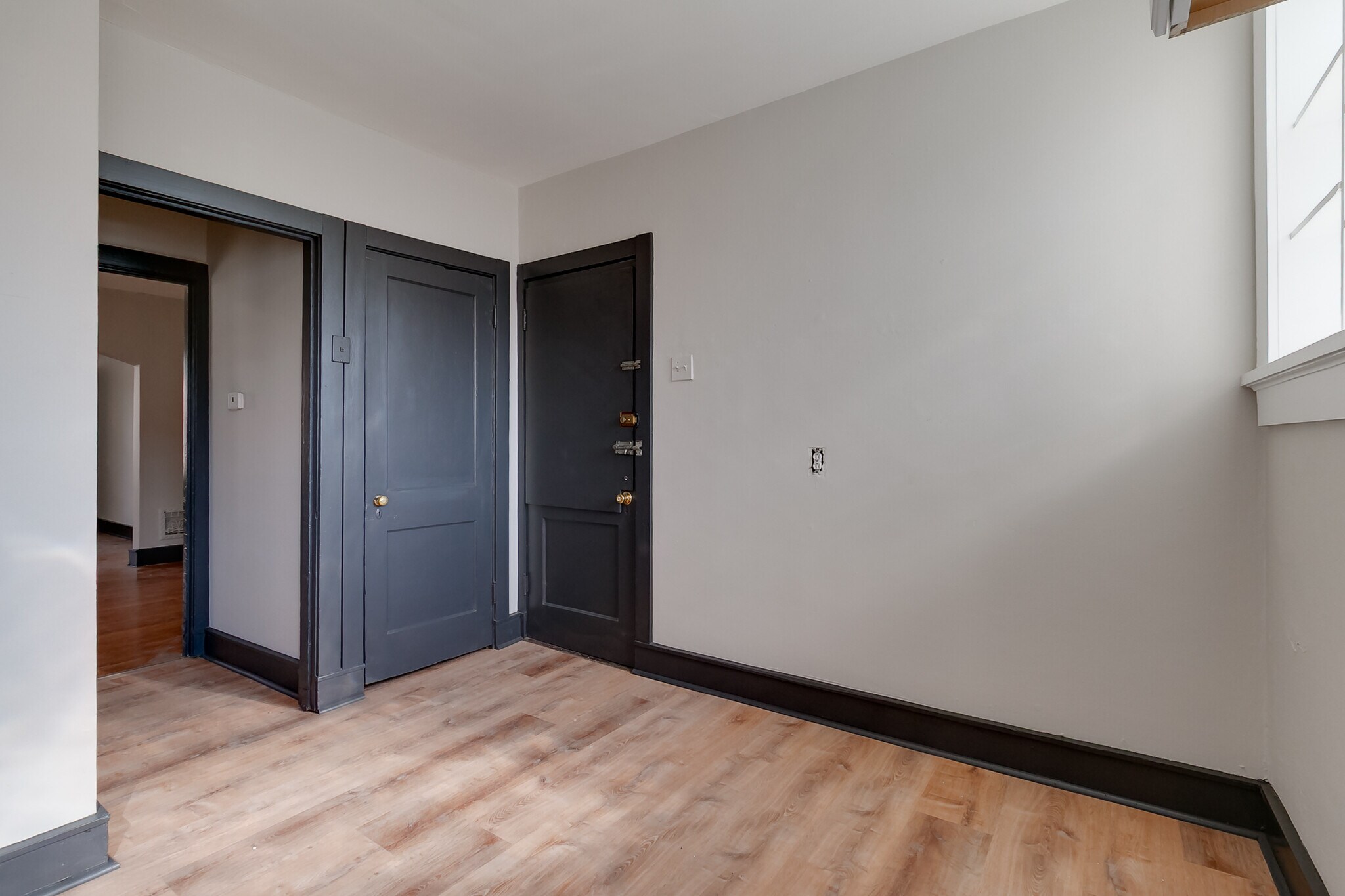 Building Photo - 4918 Winona Ave