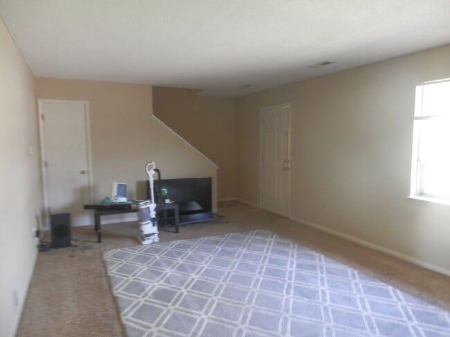 Building Photo - Quality 3 Bedroom 1.5 Bathroom Townhouse
