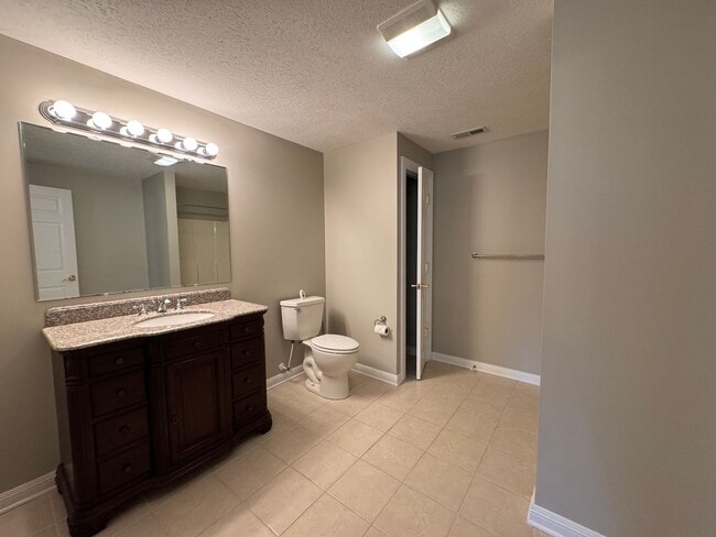 Building Photo - 4 Bedroom, 3 Bath Duplex in CrossKeys!