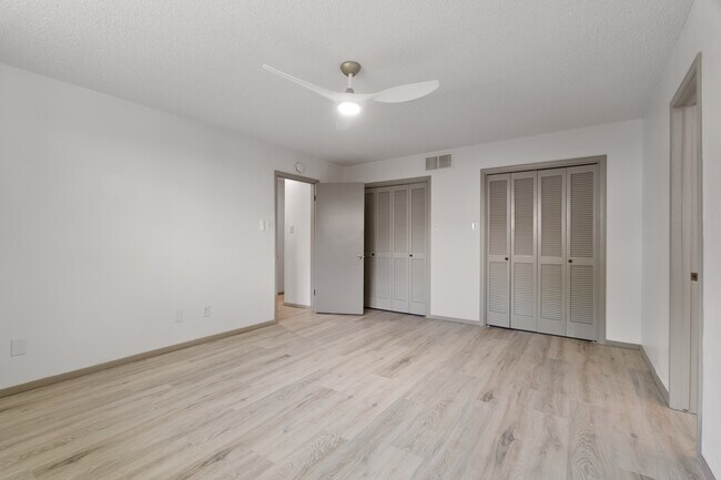 Building Photo - 506 Jenny Wren St