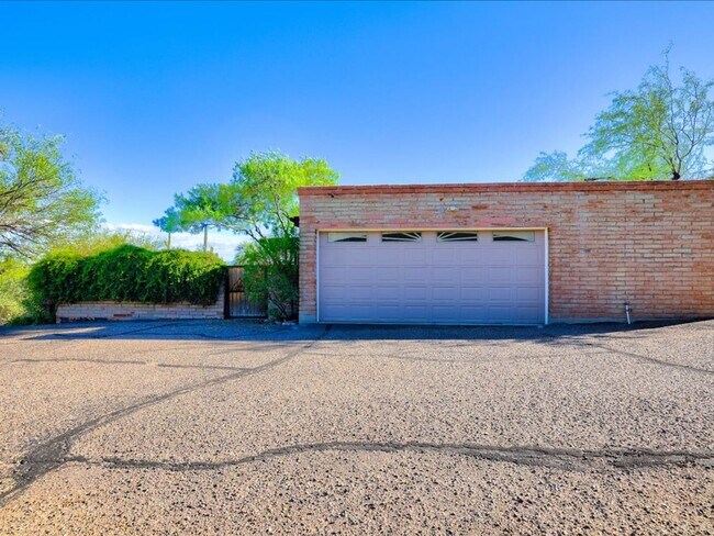 Building Photo - Enjoy stunning Catalina Mountain views fro...