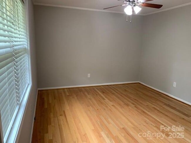 Building Photo - Move-In Ready 3BR/2BA with New Appliances ...