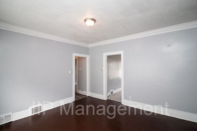Building Photo - Charming and Refinished 2 Bedroom in Cleve...