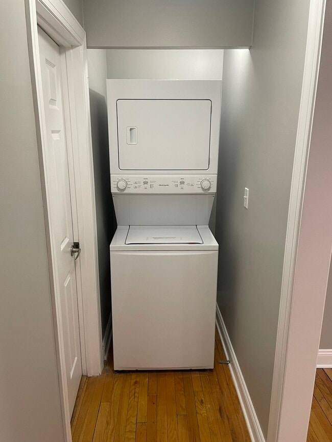 Building Photo - 6234 N Sacramento Ave