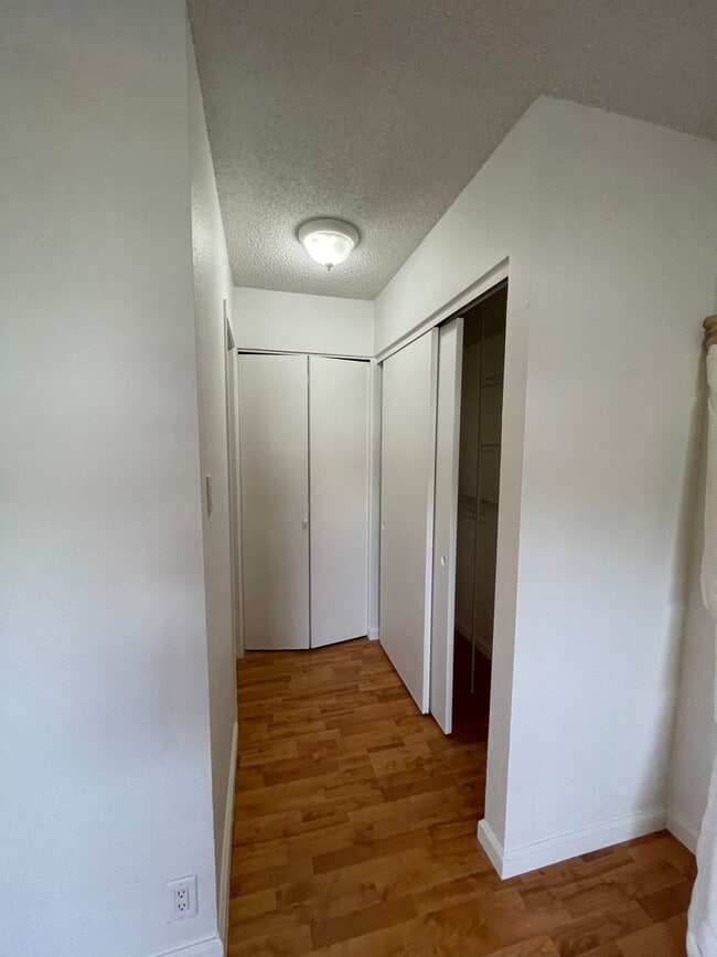 Building Photo - Spacious 2 Bedroom Townhouse w/ Parking in...