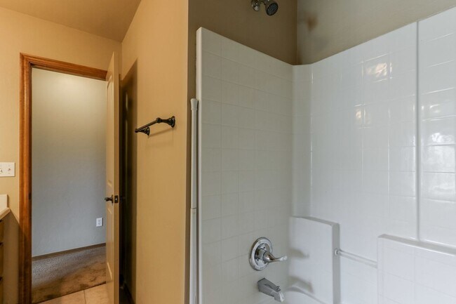 Building Photo - AVAILABLE 3-15-2020  FOR OCCUPANCY IN YUKON, MUSTANG SCHOOLS!