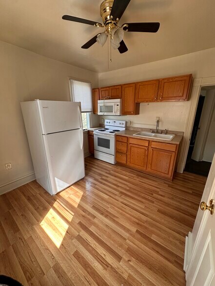 Building Photo - 611 Park St