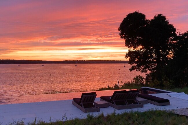 Building Photo - 265 Three Mile Harbor Hog Creek Rd