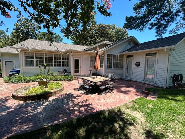 Building Photo - Gorgeous South Highlands 3 Bedroom Home